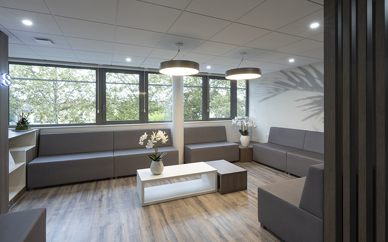 Salle d'attente lumineuse et confortable